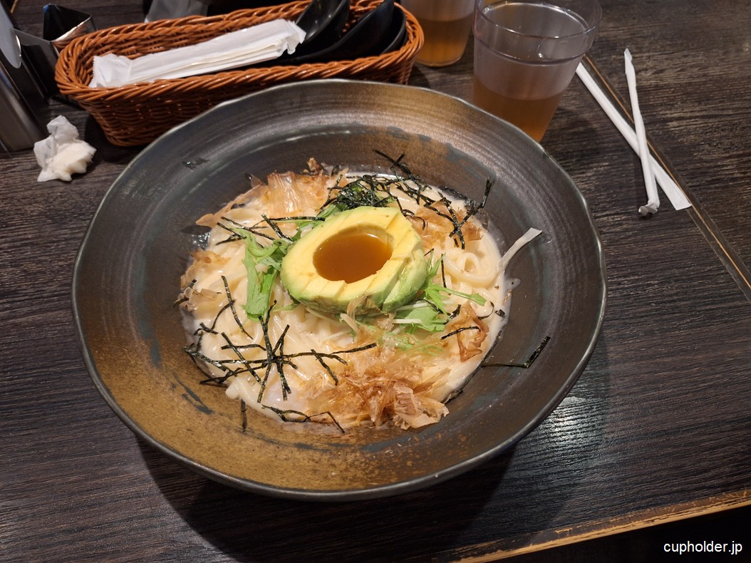https://cupholder.jp/wp-content/uploads/2025/06/Udon-with-Avocado-3.jpg