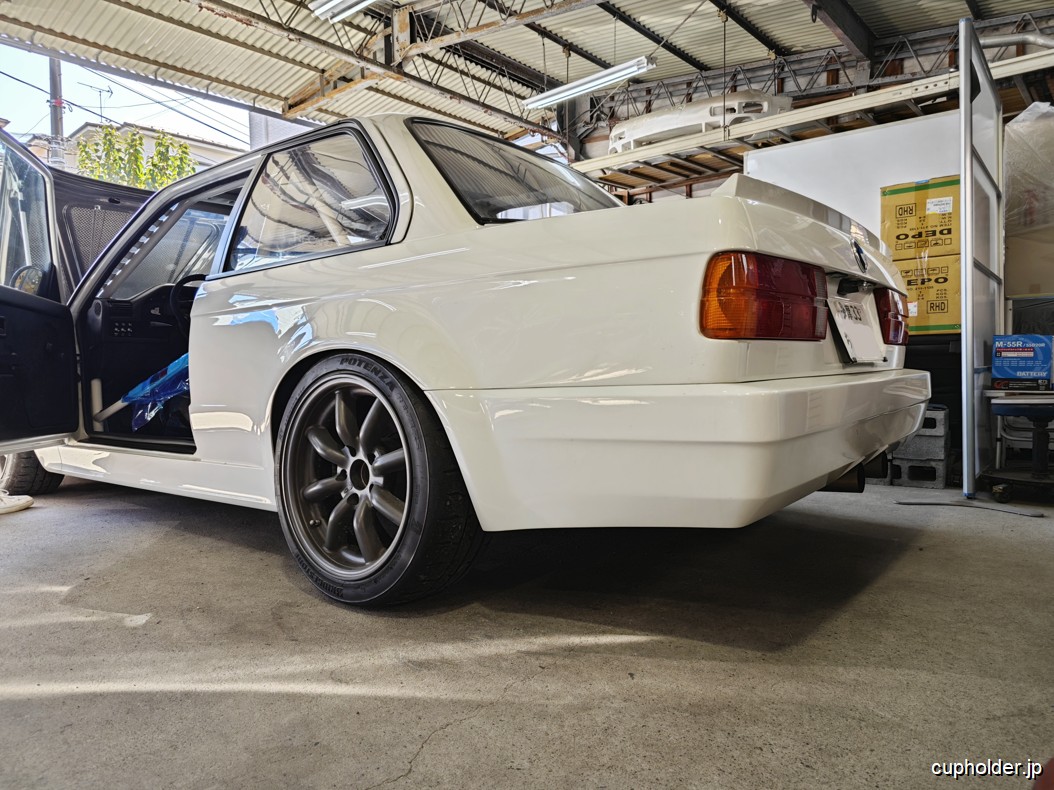 https://cupholder.jp/wp-content/uploads/2025/10/Alpina-E30-TBK-3.jpg